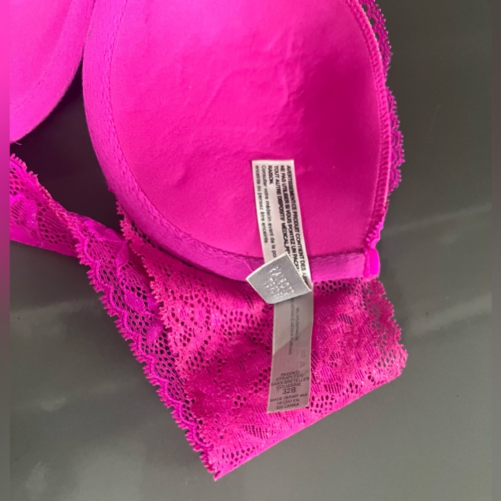 Victoria's Secret Embellished
Strapless Bra
Size: 32B Victoria's - Picture 2 of 6